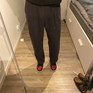 Byxor weekday - Ett par mjuka kostym byxor köpta på weekday, storlek 46 jag är 185cm lång