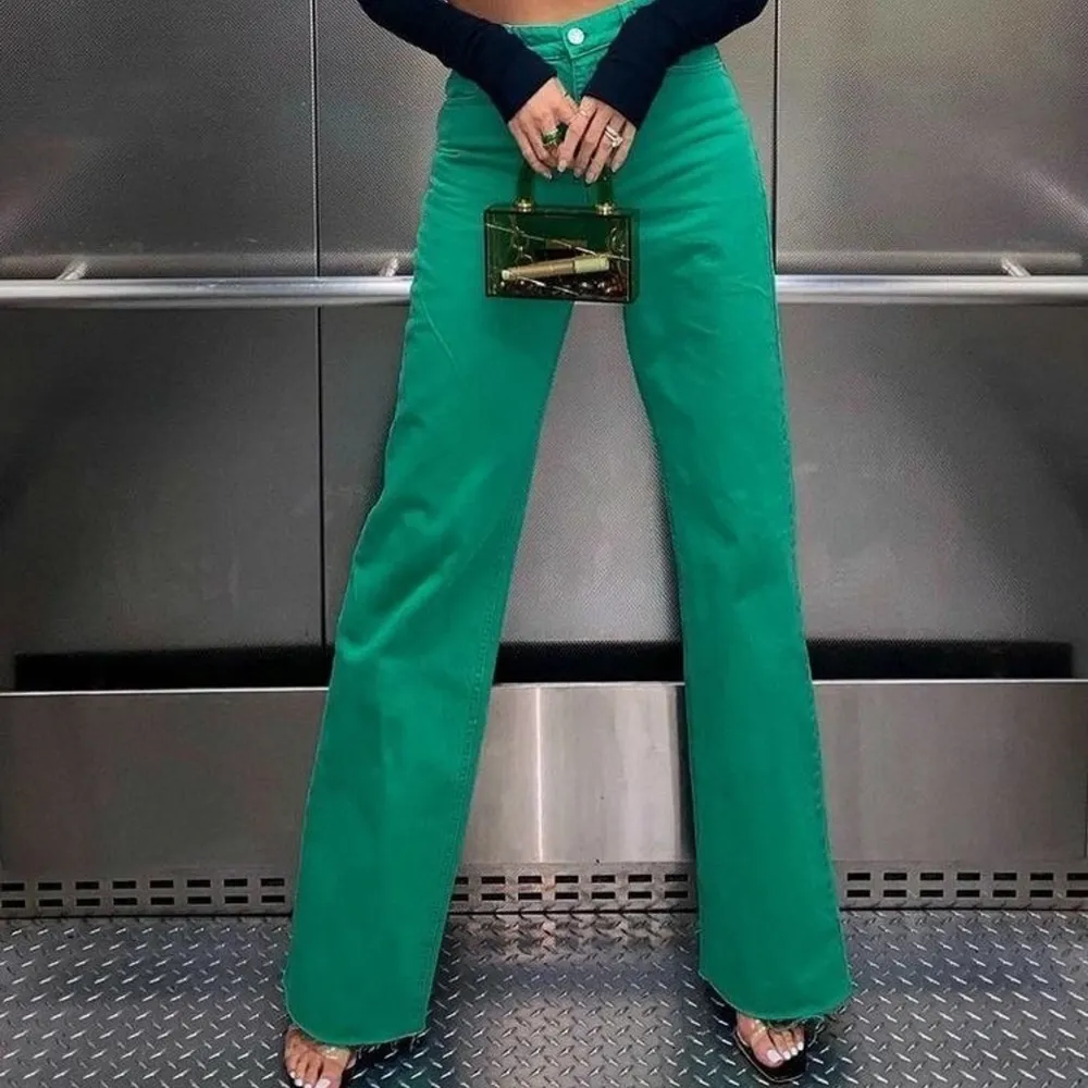 Gröna jeans från Zara i storlek 36. Använda 1 gång. Jeans & Byxor.