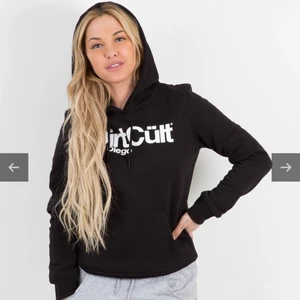 Dirtcult hoodie - Säljer min dirtcult hoodie då den aldrig används längre. Köpt för ca 1,5 år sen för 499kr men säljer nu för 199kr. Den är i storlek L men mer som S/M då den är liten i storleken. Bara höra av sig om fler bilder önskas eller frågor💗