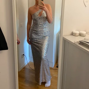 Oanvänd Bal/fin klänning - Hej!! Säljer denna bal/fin klänning från NLY Eve aldrig använd storlek 40 silvrig med paljetter💗 lappen sitter kvar, orginalpris 899