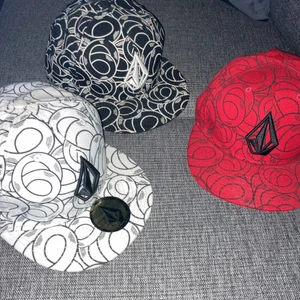 3 vintage kepsar från volcan - Röd keps 57cm, vit keps 59cm, svart keps 56cm... de är i gott skick o ena kepsen har sticker kvar o oanvänd! Hör av er om intresserade...