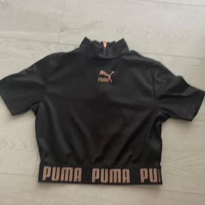 Kort Puma topp - Jätte fin Puma topp som är helt oanvänd! Fina detaljer med guld. Dragkedja på baksidan. Köptes för 450 kr <3