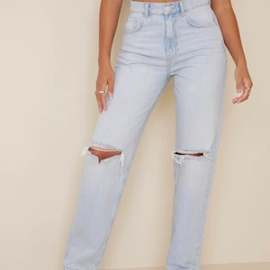 Gina Tricot 90s High Waist Jeans  - Storlek 38. Helt nya byxor aldrig andvänt bara testat hur de sitter på mig. Färg: Skyblue 