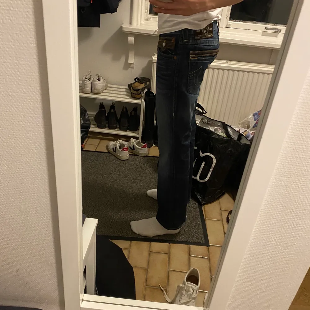 Hej, jag säljer mina true religon jeans för ett ganska bra pris. Standard prisen är 1100. Byxorna är ganska korta på mig och om ni undrar hur lång jag är 190. Om ni bor i Stockholm så kan ni få en bra deal om ni möter upp mig. Ni ska inte missa den här chansen😉. Jeans & Byxor.