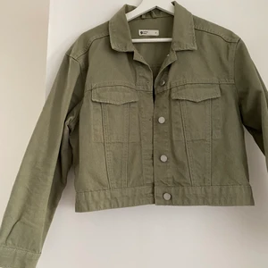 Grön armyjacka i jeanstyg - Armygrön jacka i jeanstyg från Gina tricot. Lite kortare i modellen, supersnygg på! Knappt använd, i nyskick. Storlek M, men passar från S.