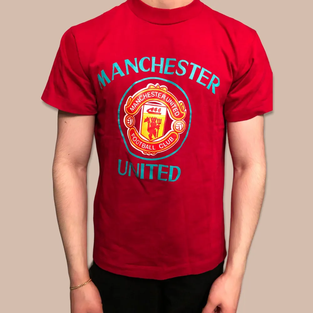 Retro Manchester United tshirt i ett perfekt skick, storleken är M men passar även S. T-shirts.