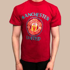 Retro Manchester United tshirt i ett perfekt skick, storleken är M men passar även S