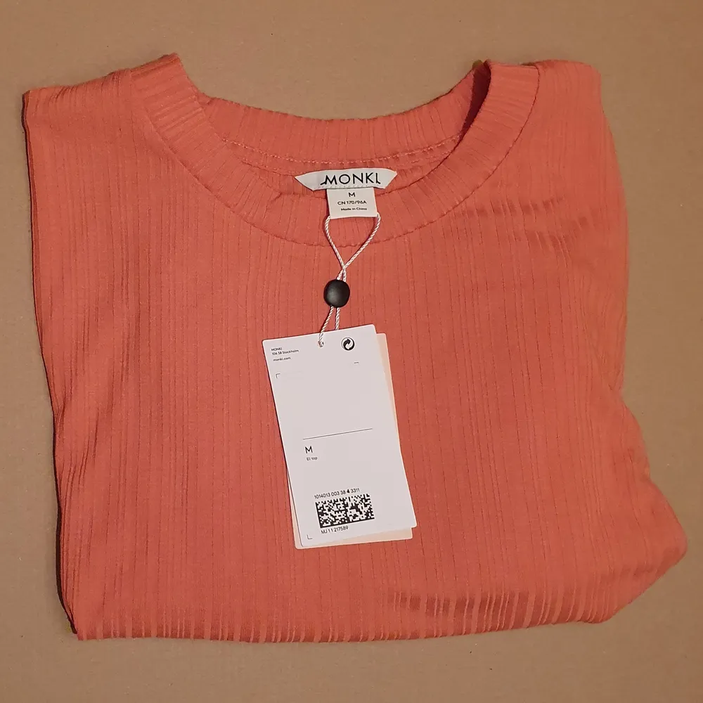 Orange cropped T-shirt från Monki. Ribbat tyg. Helt oanvänd och i storlek medium.. T-shirts.