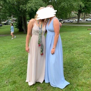 Ljusblå balklänning 🥰 - Superfin ljusblå långklänning! Jag hade den när jag slutade 9an på dagen och har inte använt den sedan dess. Mycket bra skikt.☺️ Köpte den på Bubbleroom och den finns inte kvar längre. Kan fixa fler bilder 🥰