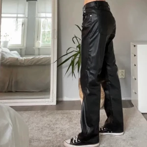 Låg midjade byxor - Låg midjade skinnbyxor. Super snygga!! Strl 34. Säljes endast då de inte kommer till användning💞 bilden är lånad men finns egna, skriv privat!⚡️