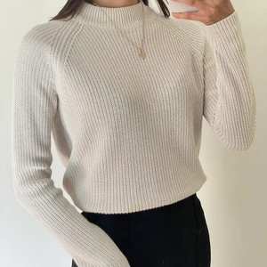 Beige stickad tröja - Jättefin beige stickad tröja från H&M. Bra skick, storlek XS. Köparen står för frakten 💕 