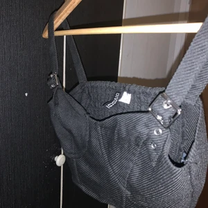 Topp,  - Svart topp, man kan spänna om banden och den är strätch där bak