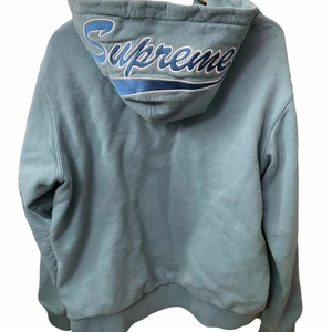 Supreme zip - Skön supreme zip i ljusblå färg. Våfflat material på insidan så perfekt nu i vår/sommarkvällarna. Äkta och orderbekräftelse från Supreme finns. Senaste sale på stockx ligger på 300$. Kom privat för frågor🙌. #staytrue