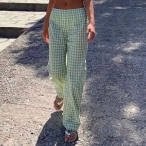 Sommar byxor - Säljer ett par sjukt bekväma och fina byxer ifårn Design by si i modellen ”straight satin”                                                                                                                                                                                                                                                 