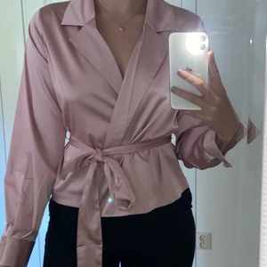 Blus - En jättefin rosa silkes blus. Endast använd två ggr