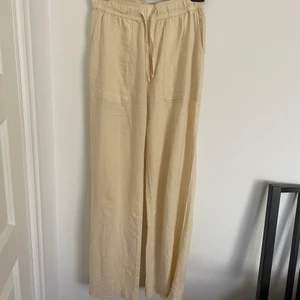 Ljusgula linnebyxor - Säljer dessa fina ljusgula linnebyxor som är lite zara inspirerade, perfekta nu när det börjar bli lite varmare ute. De är endast använda en gång, så de är i toppen skick. Nypris är 400kr💛