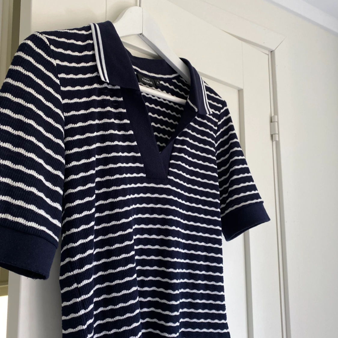 Alldeles ny blå randig tröja