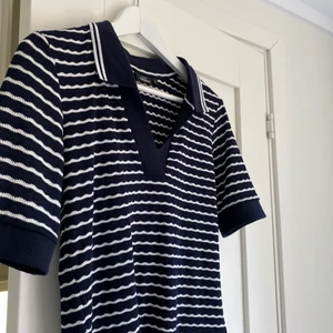 Alldeles ny blå randig tröja  - Stickad tröja i form av en skjorta alltså med krage. Jättefin och är perfekt i passformen. Den är blå med vita ränder och enligt mig väldigt somrig.🌞🦋 Den är i storlek S men funkar också på M. Frakt 📦 kommer inte ingå och kommer kosta för ett pris på 55kr. Priset kan avslolut diskuteras men håller mig gärna till närheten, alltså närheten till vad jag köpte den för. 