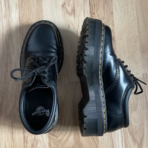 Dr martens  - Intressekoll! Dr Martens 8053 quads platform docs storlek 39. Använda några få gånger bara och känner att de inte kommer till användning så mycket så vill se om det finns något intresse för dem här. 