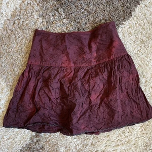 solblekt kjol - röd/lila färg lite solblekt effekt. köpt secondhand men aldrig använd 