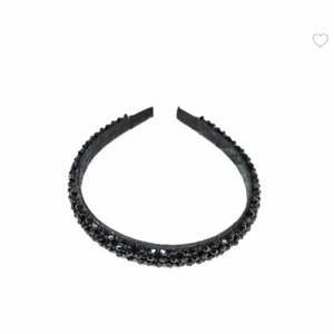 Diadem med stenar - Diadem med ”stenar” i grått/ silver! Så fint men trivs inte i diadem:( Skickar fler bilder på begäran!