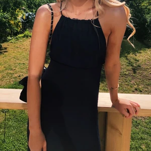 Balklänning - Mörkblå lång balklänning med öppen rygg. Använd en gång 