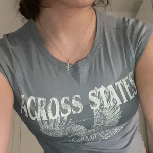 Topp - Från H&M size XS, har letat på deras sida men hittar inte den längre. Lite fade på trycket men annars är den i bra skick, säljs för 59 :)