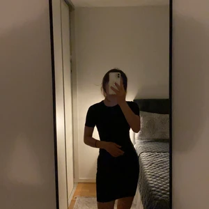 Klänning - XS klänning med reflexremmar på sidan. Från H&M och har haft på mig den bara ett par gånger, pris för 69 :)