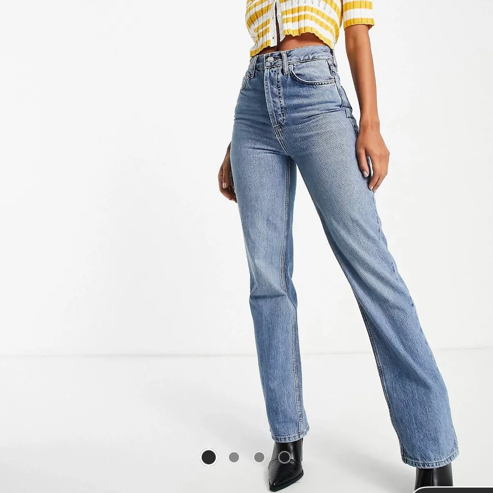 Blå jeans från TOPSHOP, köpte på ASOS. Storlek W28L32, Bra kvalite. Kostar 509kr nya, säljer för 100kr. Fin passform. (Köparen står för frakt)💘. Jeans & Byxor.