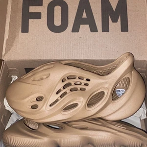 Nya Yeezy Foams - Helt nya Adidas Yeezy Foam i färgen Ochre✨ Säljs pga för småa för mig  Dom är helt oanvända, kan skicka screenshot på beställningadatum Köpta från soldout.se