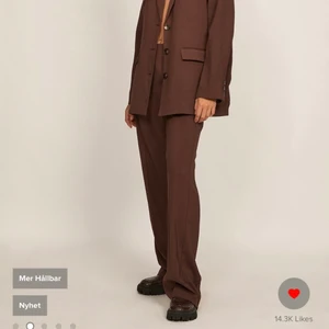 Kostym byxor  - NA-KD kostymbyxor orginal pris 499. Väldigt snygga, men köpte i fel storlek för mig. Bara testade en gång 