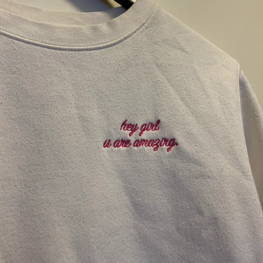 Fin vit tröja från monki med gullig text i rosa. Använd fåtal gånger men lite nopprig. . Tröjor & Koftor.