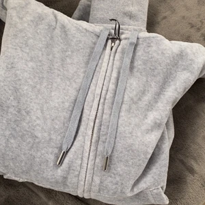 Juicy couture tröja! - Säljer nu min äkta juicy couture tröja i färgen grå, i strl xs. Köpt i mars och jätte bra skick bara andvänd några få gånger, tvättad 1 gång. Köpt för 1100 säljer för 600. Skriv ifall ni har några frågor.