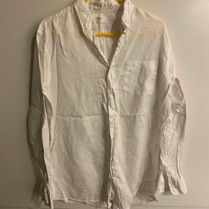 Linneskjorta  - Strlk XL Dam, aldrig använd. Har legat nerpackad därav skrynklig. Priset går att diskutera. Spårbar frakt 66kr