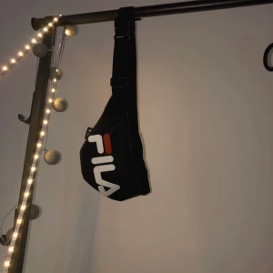 Fila midjaväska  - Fick som present, använde några gånger men känns inte som min stil längre :) 🐝