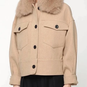 Meotine jacka - Meotine jacka, Använd en vinter därav lite använt skick, saknas en knapp på ena armen därav priset❤️ nypris 3000, allväderskacka passar även på kyligare  sommardagar. Vill bli av med denna! Kan diskutera priset 