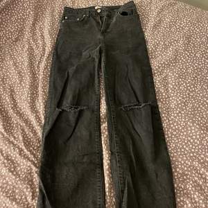 Svarta jeans från lager 157. Använda ganska mycket. Köparen står för frakten. 