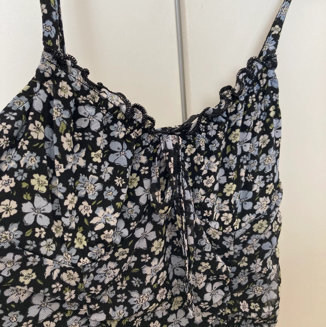 Blommig tajt klänning