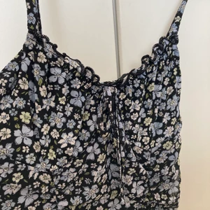 Blommig tajt klänning - Blommig miniklänning som är helt oanvänd! Den är ”rushad” så man får superfin form i den, lite svårt att få med på bild dock! 