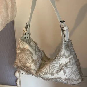 Shoulder bag - Säljer eftersom jag inte ser mig själv använda den