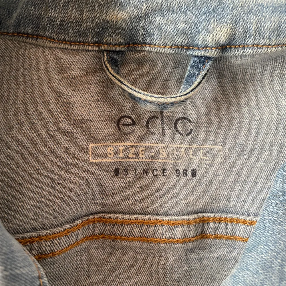 Jättefin jeansjacka från jeansmärket av Esprit som passar perfekt nu till sommaren. Jackan sitter åt och har fickor på in och utsidan. Plagget är knappt använd och ser ut som ny. Vid interesse hör gärna av dig.. Jackor.