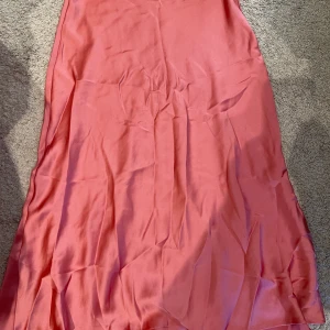❗️Rosa silkes kjol från Zara❗️ - 💕Säljer kjolen då jag inte använder den längre. Kjolen är i storlek M💕