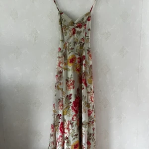 Klänning - Jättesöt klänning från H&M. Nyskick. Storlek 36. Frakt 57 spårbart 💕