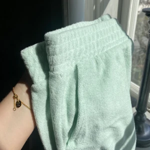 Shorts frotté    - Frotté-shorts i ljusgrön superhärlig sommarfärg. L men sitter väldigt snyggt på mig som har M. Helt oanvända med lappen kvar.