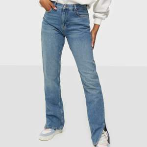 Säljer dessa Nelly jeans med slit längst ner. Använd endast 1 gång i strl 40. Kan fraktas men köparen står för frakten!:)