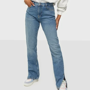 Cheeky fit slit jeans  - Säljer dessa Nelly jeans med slit längst ner. Använd endast 1 gång i strl 40. Kan fraktas men köparen står för frakten!:)