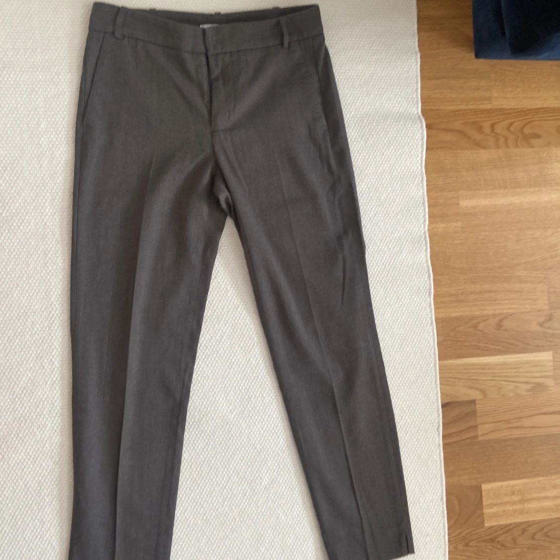 Din byxa grå