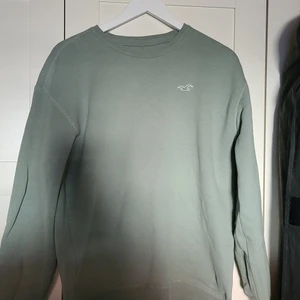 Hollister sweatshirt M - Lite oversized fit för att vara medium och i väldigt bra skick. Använd bara ett fåtal gånger