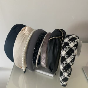 Hårband - Massa hårband, flesta oanvända och vissa bara använda några enstaka gånger. Säljer då jag har alldeles för många, kan skicka flera bilder på på specifika hårband🧸🤍 Priset varierar och kan diskuteras.