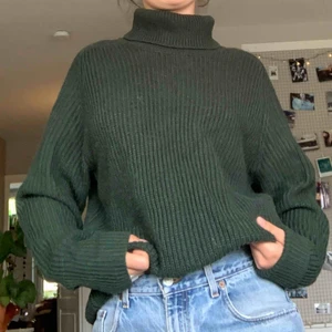  - Mjuk stickad tröja med krage, grön färg. Köpt på POP i Stockholm deras egensydda plagg.  Priset+frakt